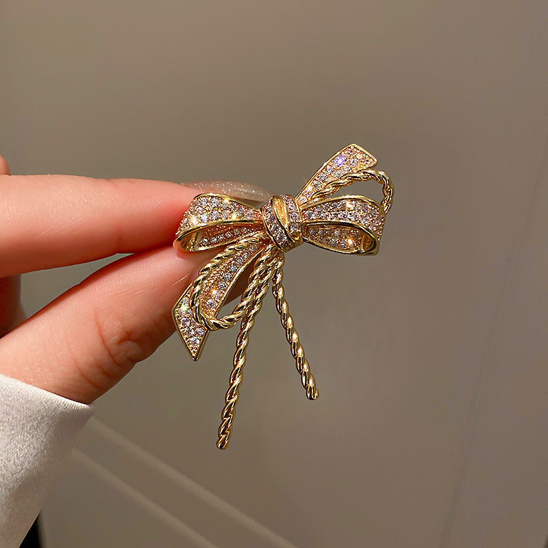 Pearl and Diamond Floral Brooch for Women’s Fashion