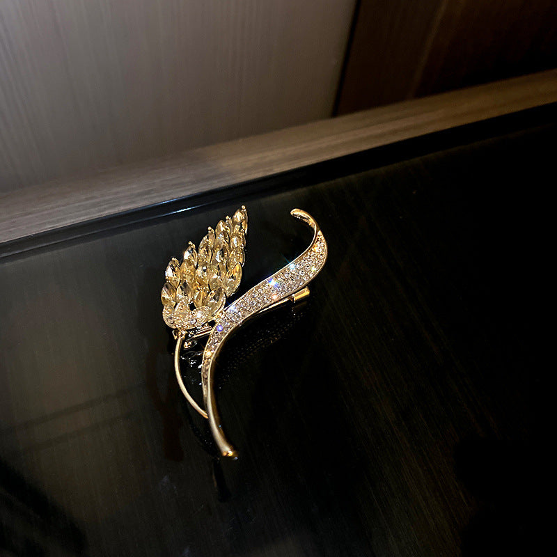 Pearl and Diamond Floral Brooch for Women’s Fashion
