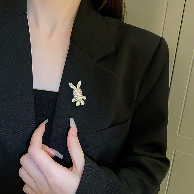 Pearl and Diamond Floral Brooch for Women’s Fashion