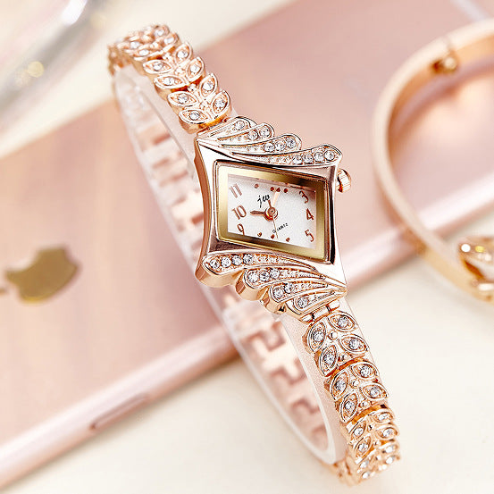 Fashion Quartz Watch with Bracelet for Women