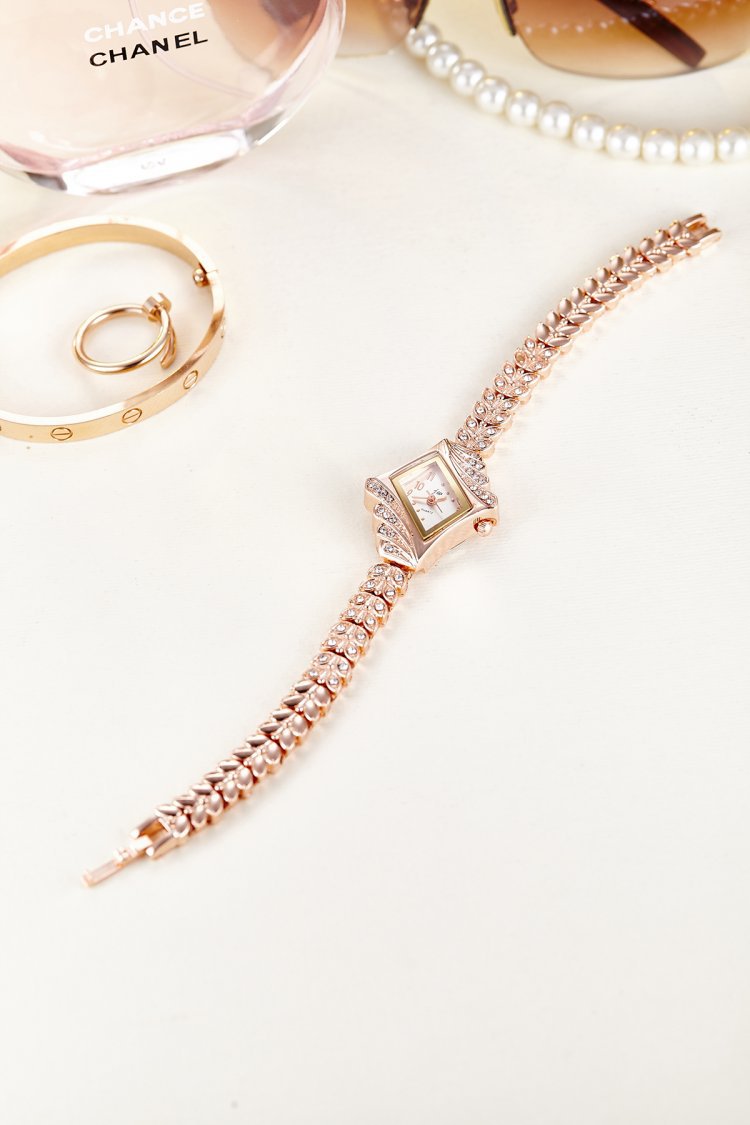 Fashion Quartz Watch with Bracelet for Women