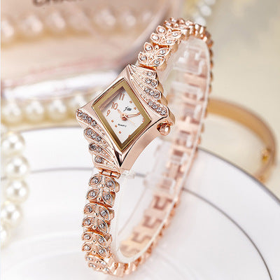 Fashion Quartz Watch with Bracelet for Women