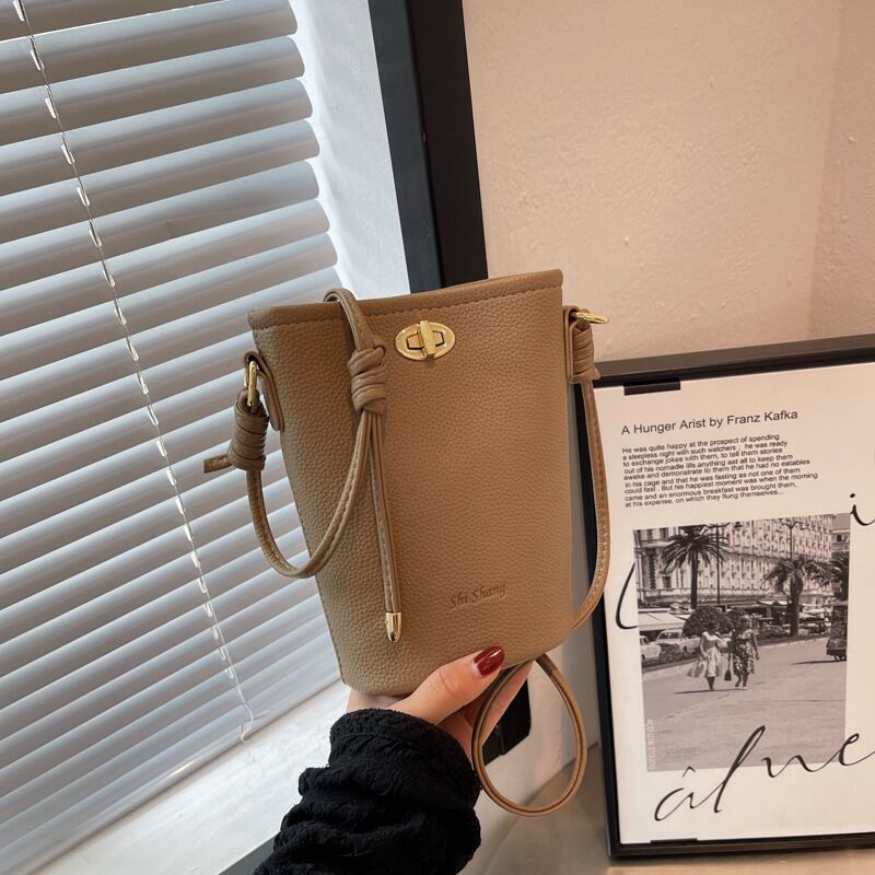 Women’s Retro Messenger Bag - Simple & Versatile Design