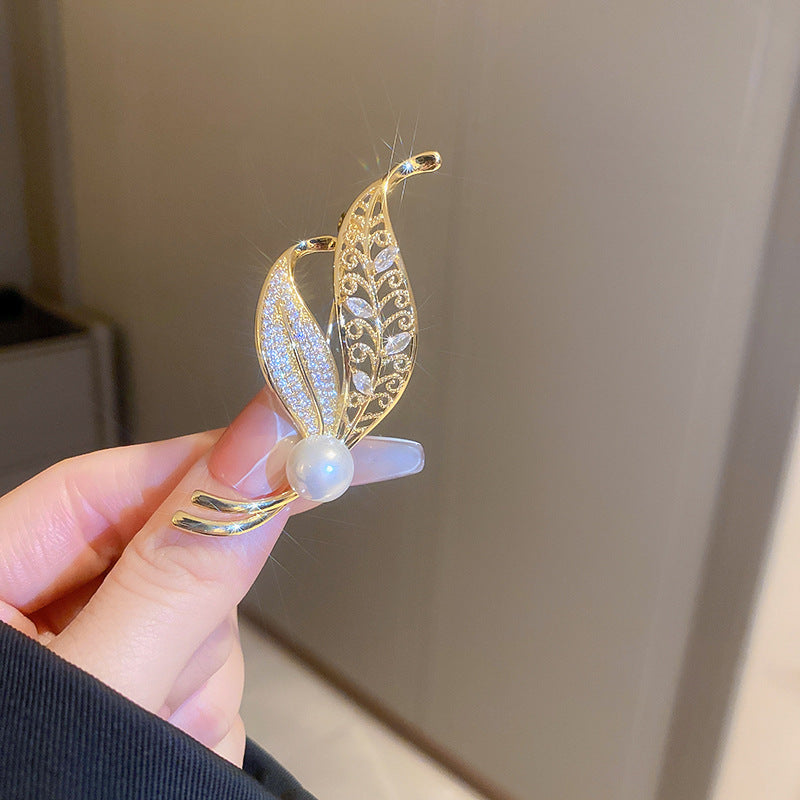 Pearl and Diamond Floral Brooch for Women’s Fashion