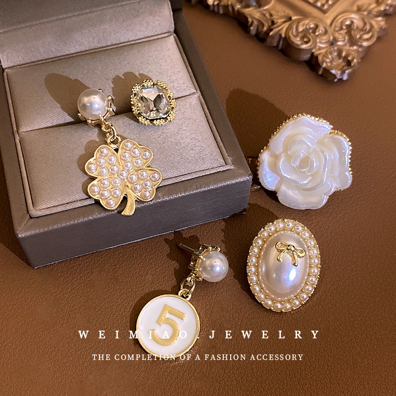 Pearl and Diamond Floral Brooch for Women’s Fashion