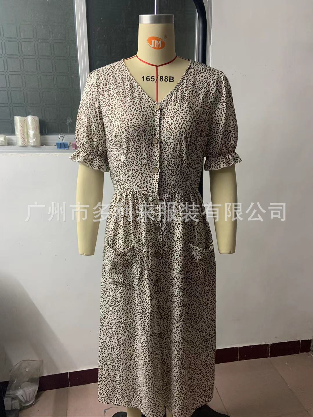 Fashionable V-Neck Dress for Casual Summer Style