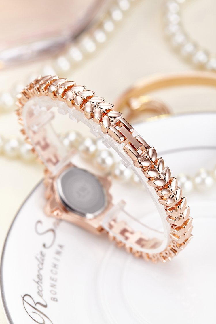 Fashion Quartz Watch with Bracelet for Women